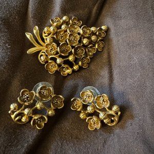 Oscar de La Renta Floral Brooch and Earings